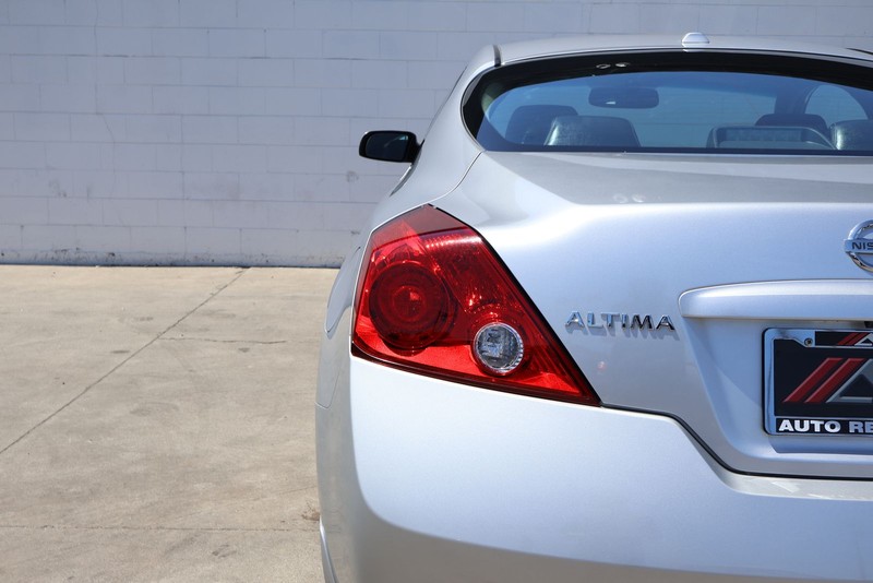 Nissan Altima Coupe Vehicle Full-screen Gallery Image 07