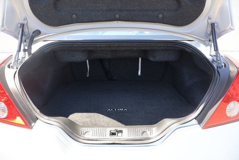 Nissan Altima Coupe Vehicle Full-screen Gallery Image 08