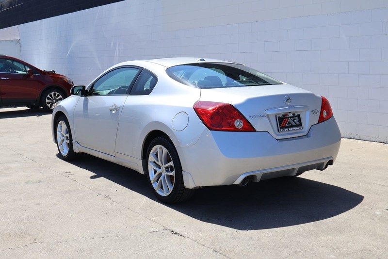 Nissan Altima Coupe Vehicle Full-screen Gallery Image 09