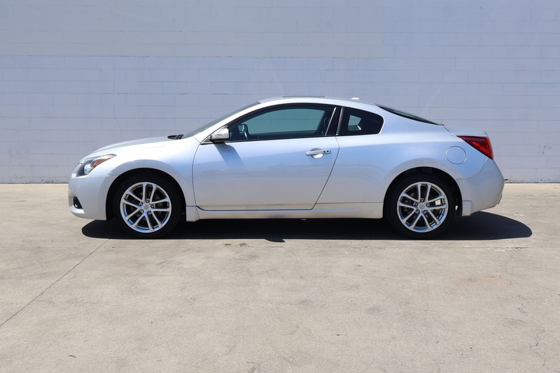 Nissan Altima Coupe Vehicle Full-screen Gallery Image 10