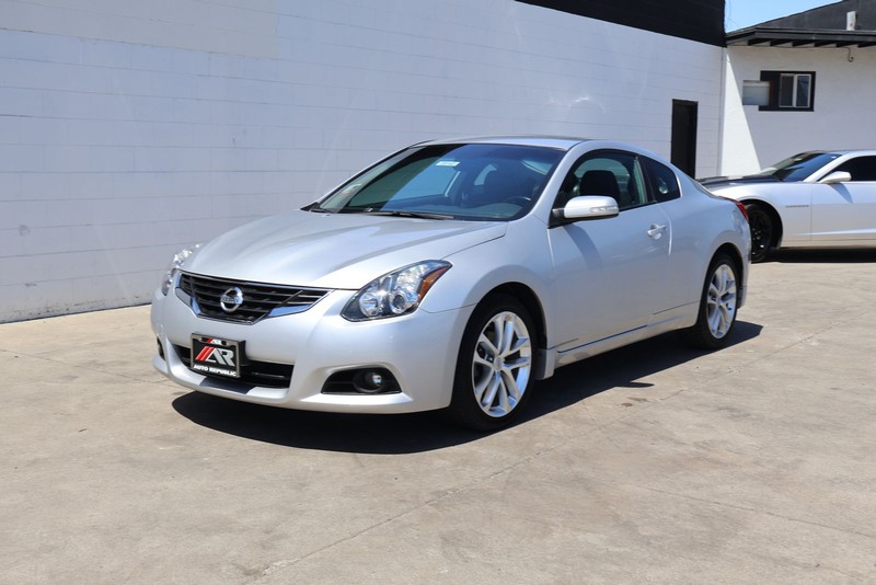 Nissan Altima Coupe Vehicle Full-screen Gallery Image 11