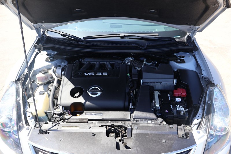 Nissan Altima Coupe Vehicle Full-screen Gallery Image 12