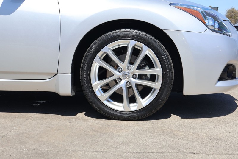 Nissan Altima Coupe Vehicle Full-screen Gallery Image 13