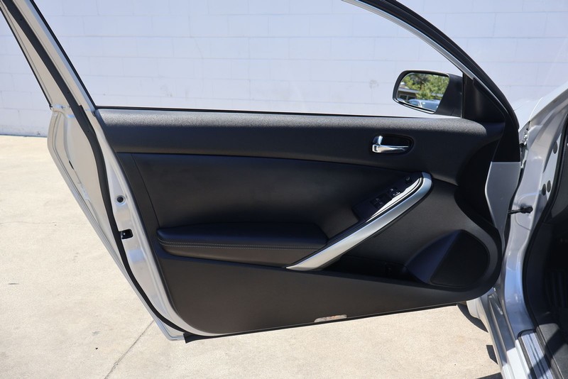 Nissan Altima Coupe Vehicle Full-screen Gallery Image 14