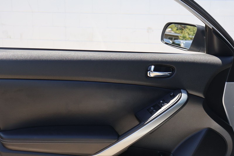 Nissan Altima Coupe Vehicle Full-screen Gallery Image 15