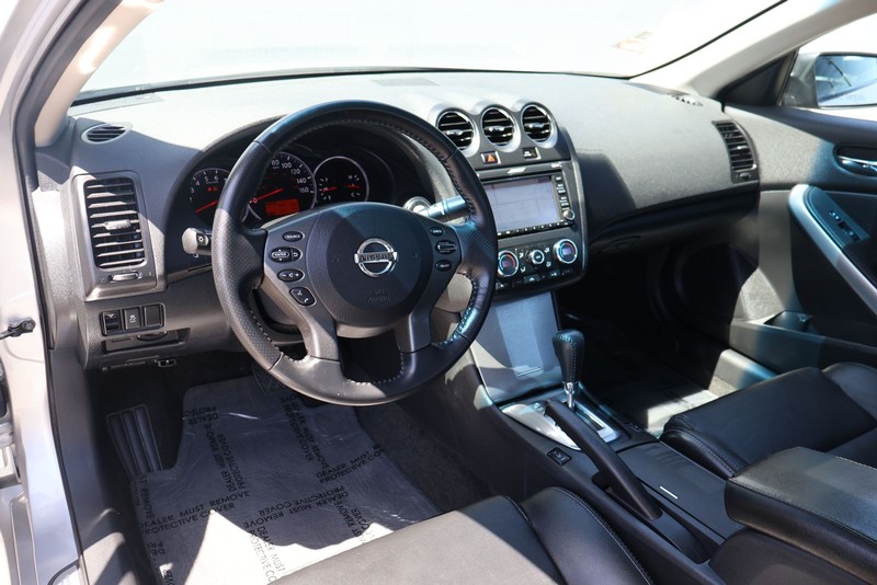 Nissan Altima Coupe Vehicle Full-screen Gallery Image 16