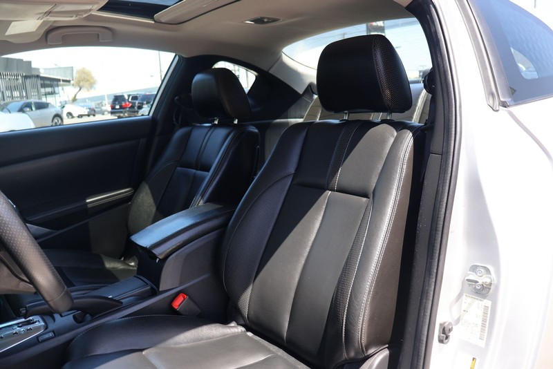 Nissan Altima Coupe Vehicle Full-screen Gallery Image 17