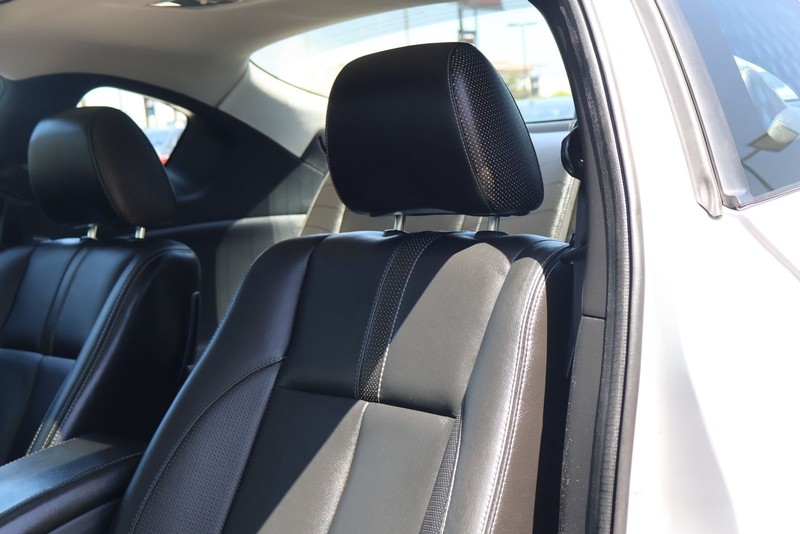 Nissan Altima Coupe Vehicle Full-screen Gallery Image 18