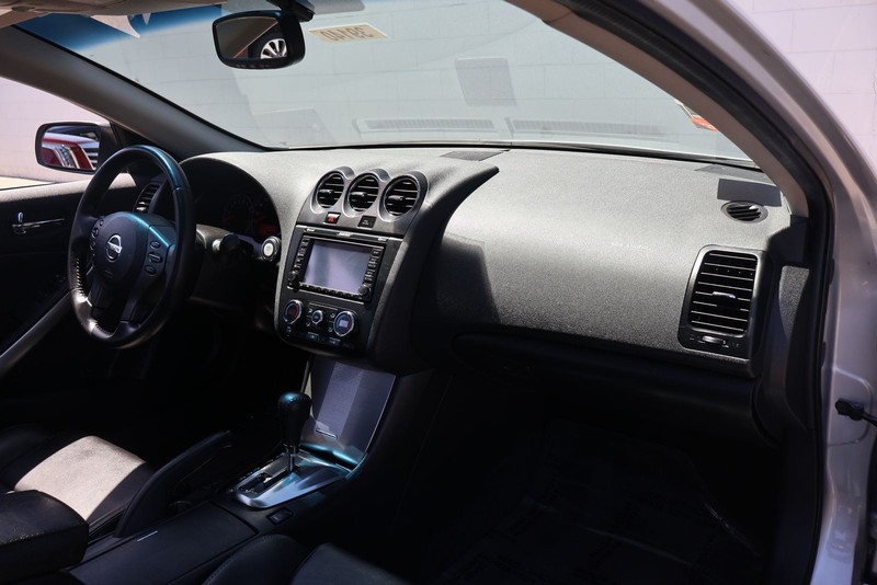 Nissan Altima Coupe Vehicle Full-screen Gallery Image 19