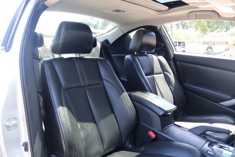 Nissan Altima Coupe Vehicle Full-screen Gallery Image 20