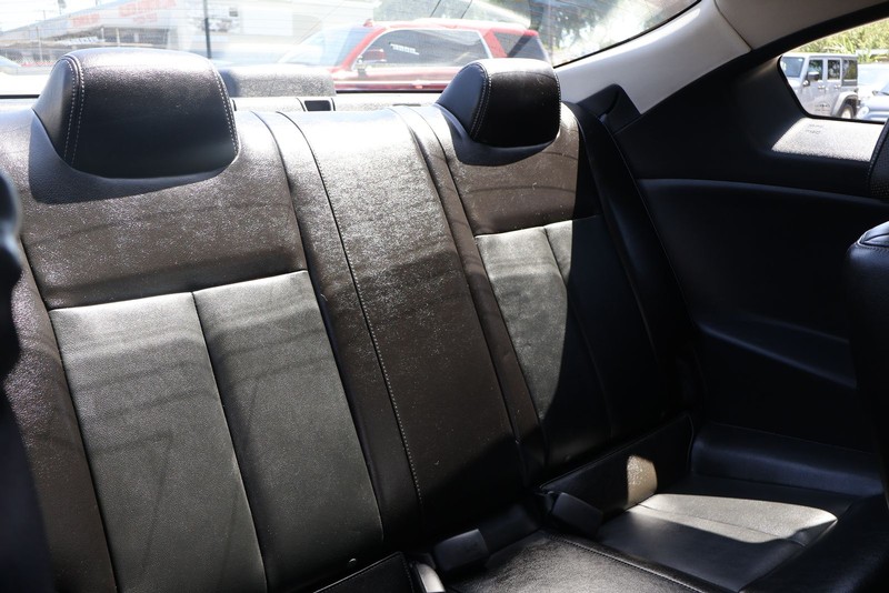 Nissan Altima Coupe Vehicle Full-screen Gallery Image 21