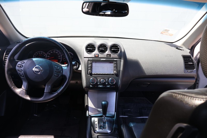 Nissan Altima Coupe Vehicle Full-screen Gallery Image 22