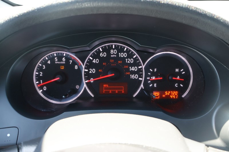 Nissan Altima Coupe Vehicle Full-screen Gallery Image 23