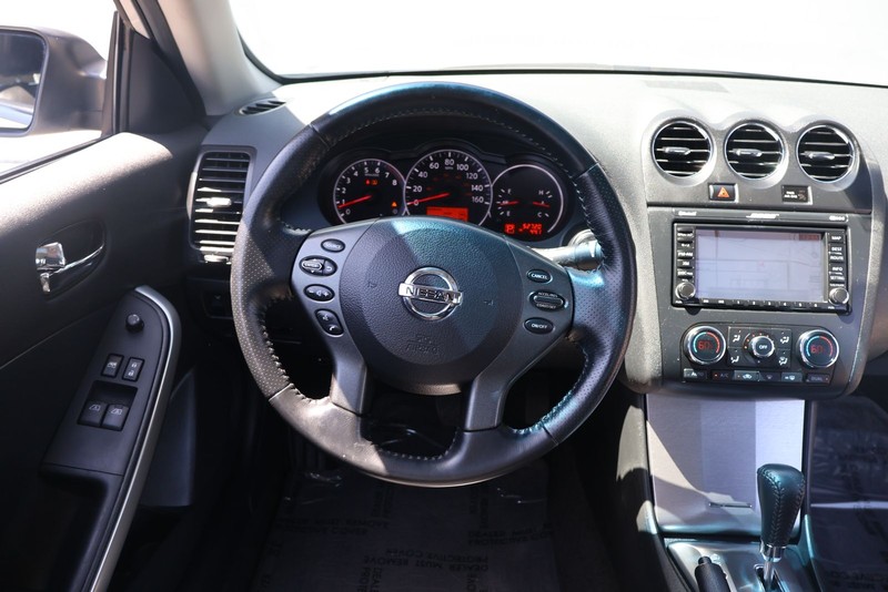 Nissan Altima Coupe Vehicle Full-screen Gallery Image 24