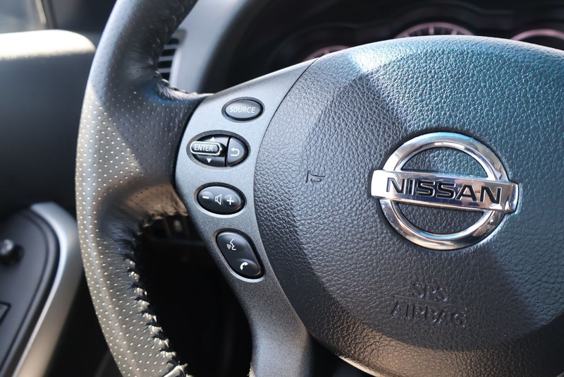 Nissan Altima Coupe Vehicle Full-screen Gallery Image 25