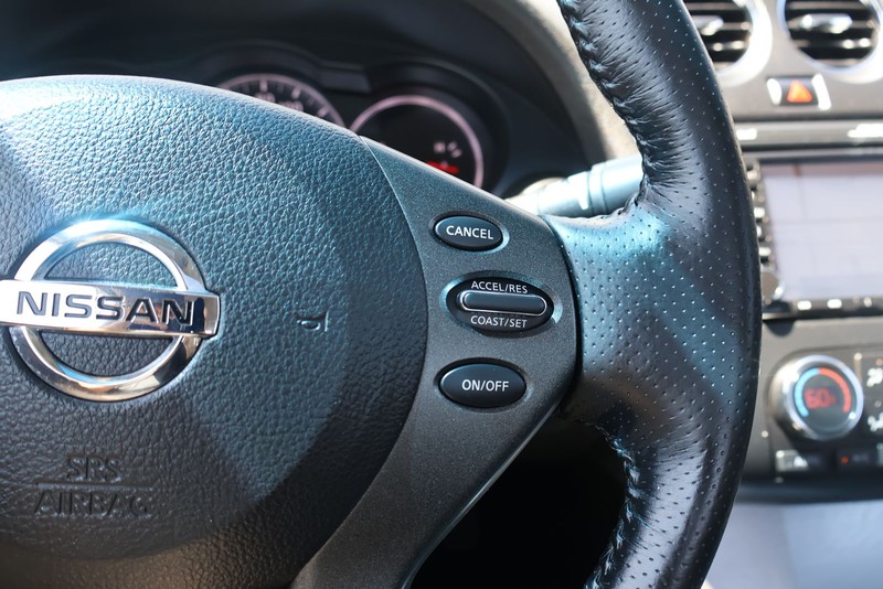 Nissan Altima Coupe Vehicle Full-screen Gallery Image 26