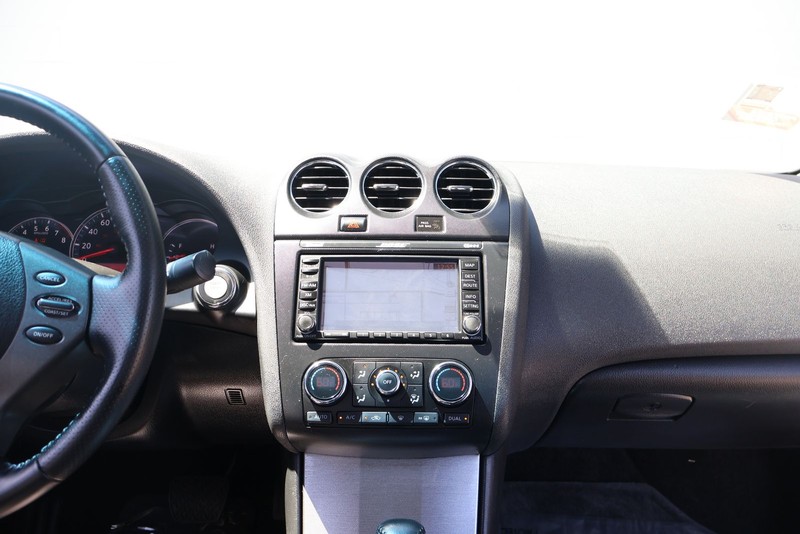 Nissan Altima Coupe Vehicle Full-screen Gallery Image 27