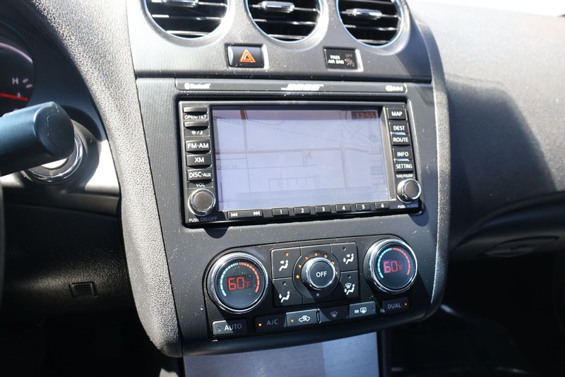 Nissan Altima Coupe Vehicle Full-screen Gallery Image 28