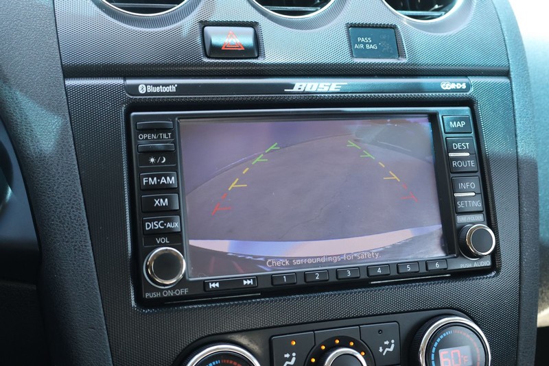 Nissan Altima Coupe Vehicle Full-screen Gallery Image 29