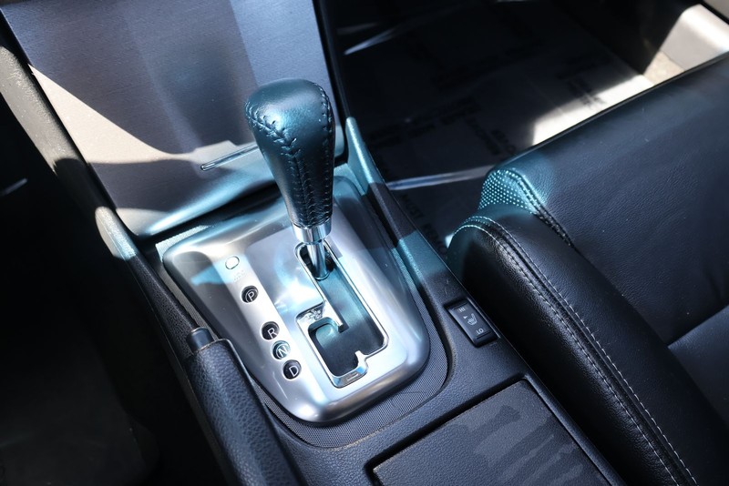 Nissan Altima Coupe Vehicle Full-screen Gallery Image 30