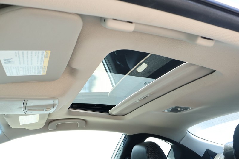 Nissan Altima Coupe Vehicle Full-screen Gallery Image 31