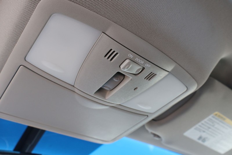 Nissan Altima Coupe Vehicle Full-screen Gallery Image 32