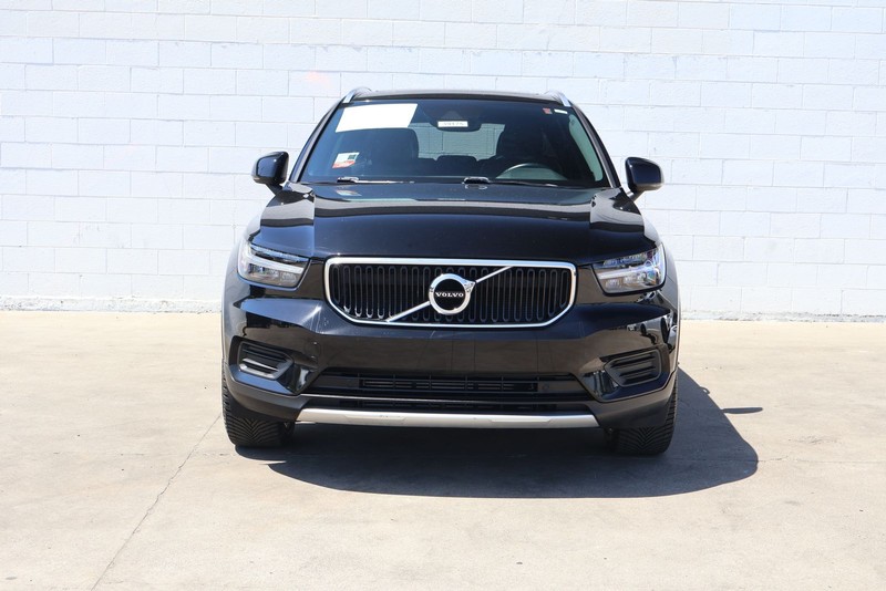 Volvo XC40 Vehicle Full-screen Gallery Image 02