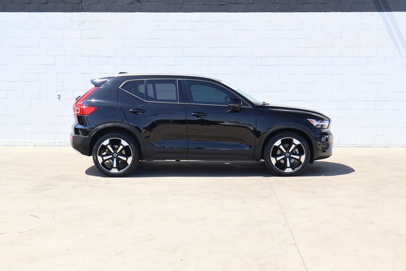Volvo XC40 Vehicle Full-screen Gallery Image 04