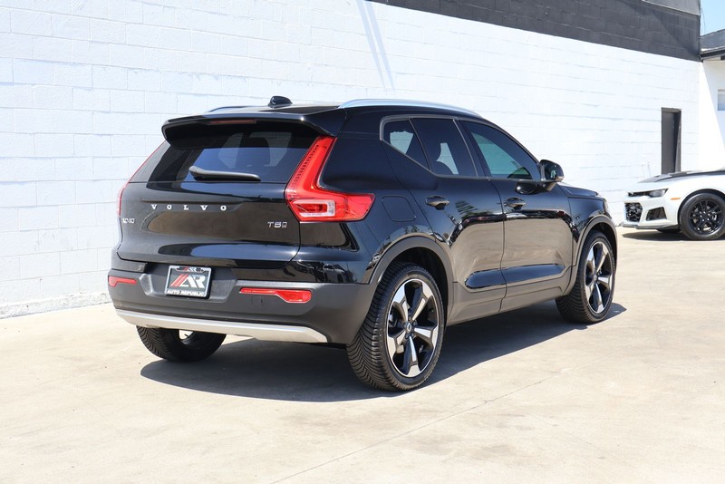 Volvo XC40 Vehicle Full-screen Gallery Image 05