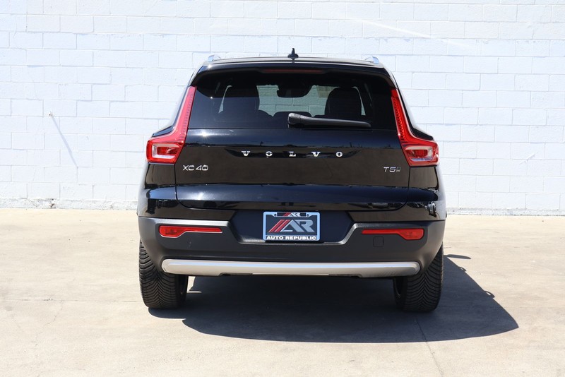 Volvo XC40 Vehicle Full-screen Gallery Image 06