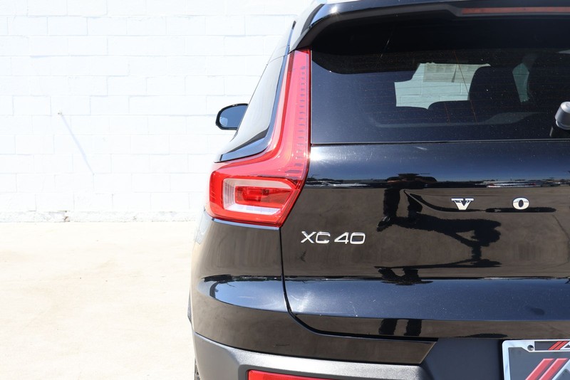 Volvo XC40 Vehicle Full-screen Gallery Image 07