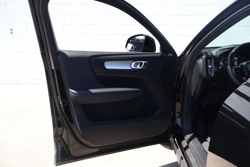 Volvo XC40 Vehicle Full-screen Gallery Image 15