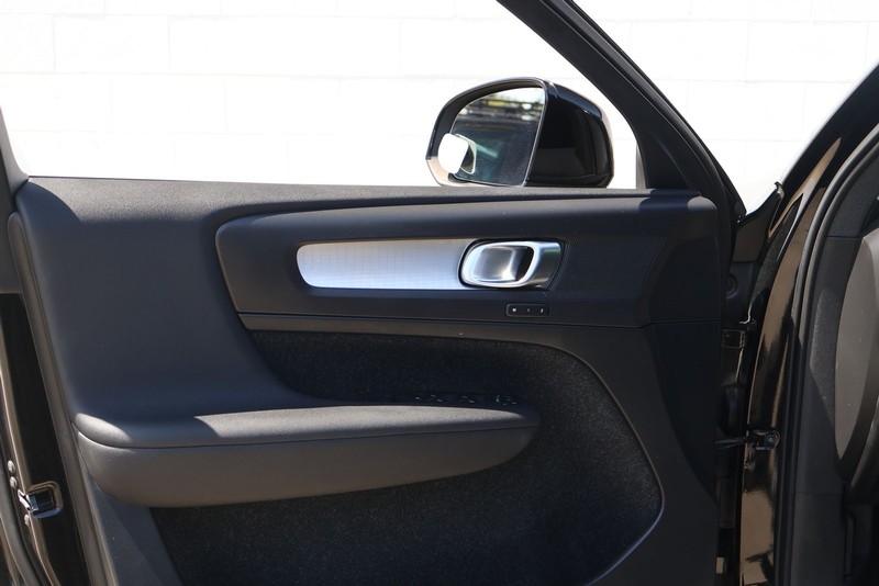 Volvo XC40 Vehicle Full-screen Gallery Image 16