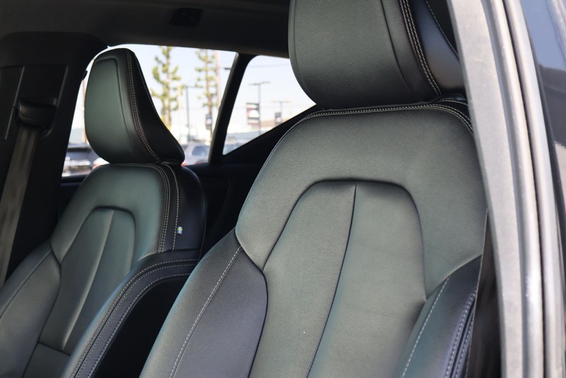 Volvo XC40 Vehicle Full-screen Gallery Image 19