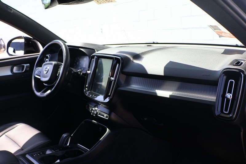 Volvo XC40 Vehicle Full-screen Gallery Image 20