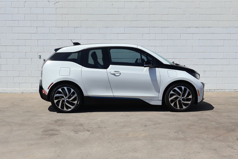 BMW i3 Vehicle Full-screen Gallery Image 04