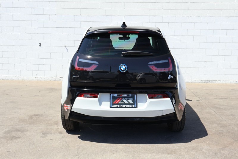 BMW i3 Vehicle Full-screen Gallery Image 06