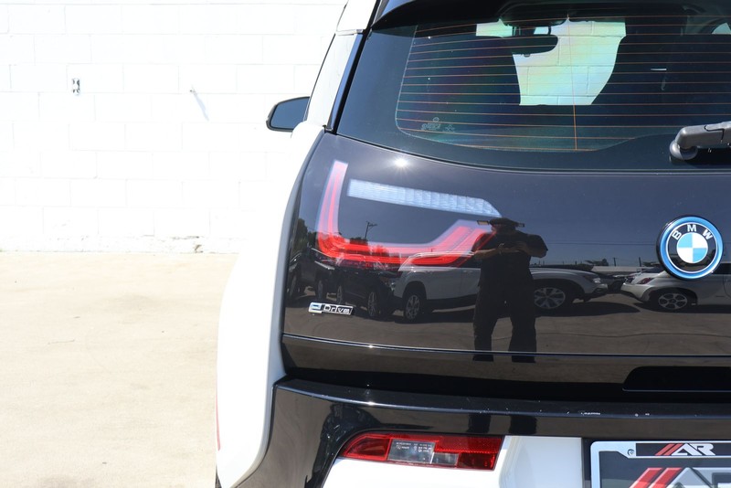 BMW i3 Vehicle Full-screen Gallery Image 07