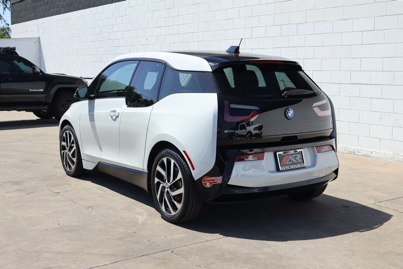BMW i3 Vehicle Full-screen Gallery Image 09