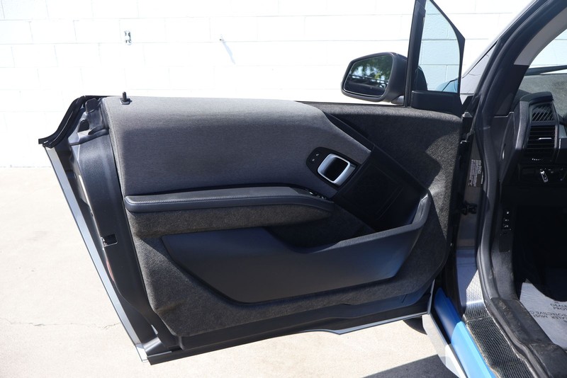 BMW i3 Vehicle Full-screen Gallery Image 14