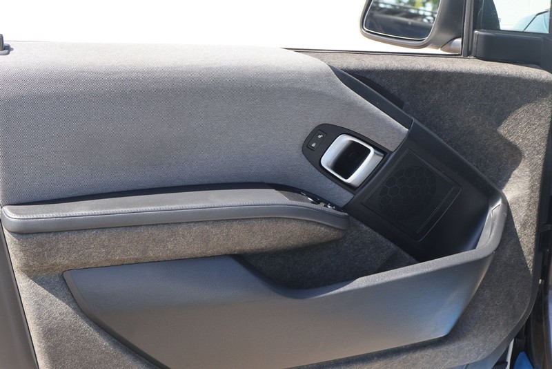 BMW i3 Vehicle Full-screen Gallery Image 15