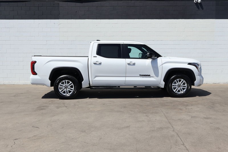 Toyota Tundra 2WD Vehicle Full-screen Gallery Image 01