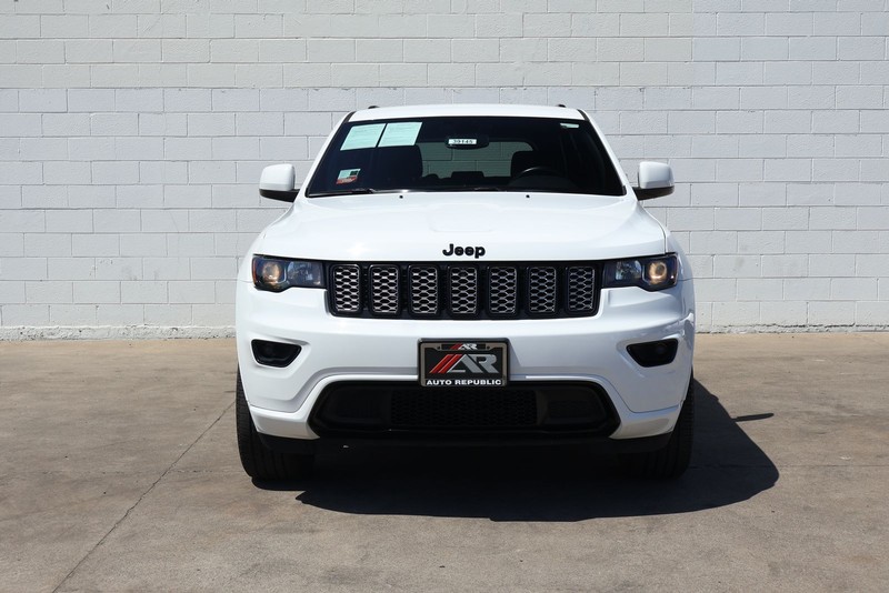 Jeep Grand Cherokee Vehicle Full-screen Gallery Image 02