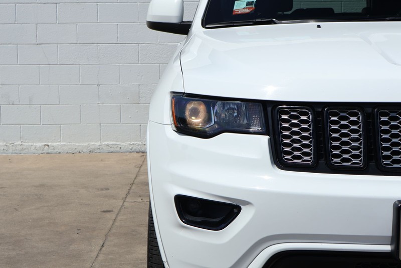 Jeep Grand Cherokee Vehicle Full-screen Gallery Image 03