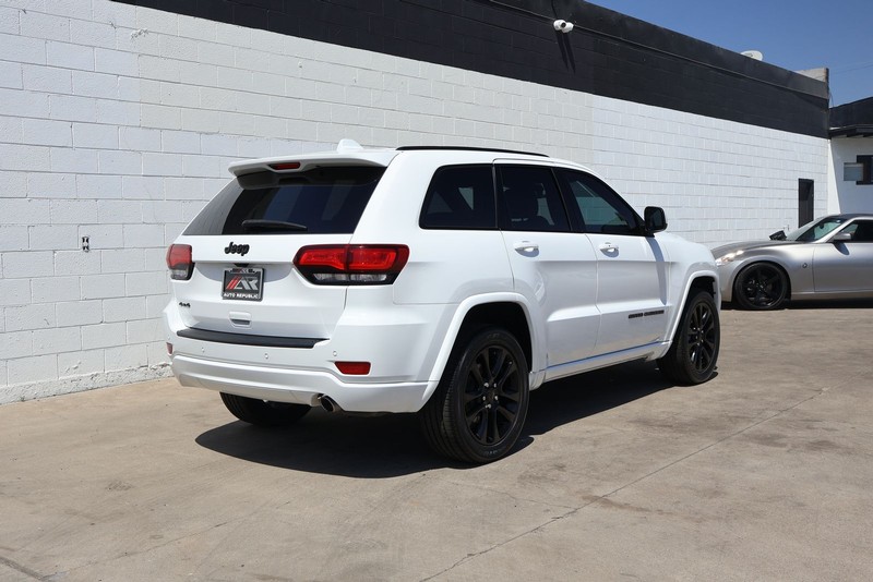 Jeep Grand Cherokee Vehicle Full-screen Gallery Image 05