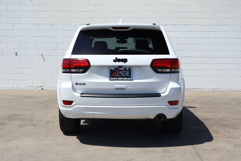 Jeep Grand Cherokee Vehicle Full-screen Gallery Image 06