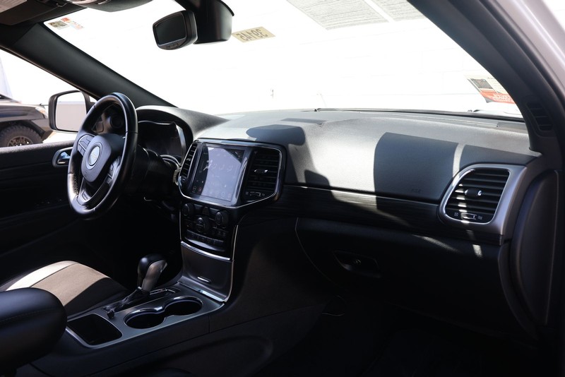 Jeep Grand Cherokee Vehicle Full-screen Gallery Image 19