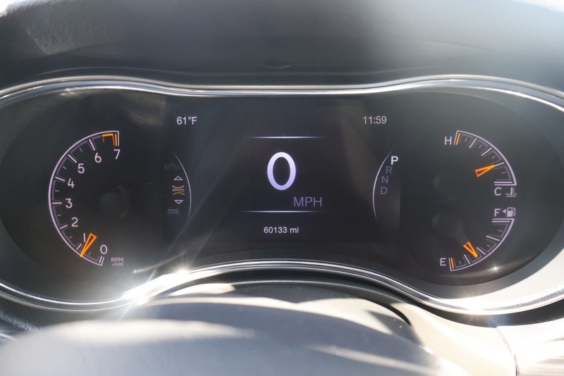 Jeep Grand Cherokee Vehicle Full-screen Gallery Image 24