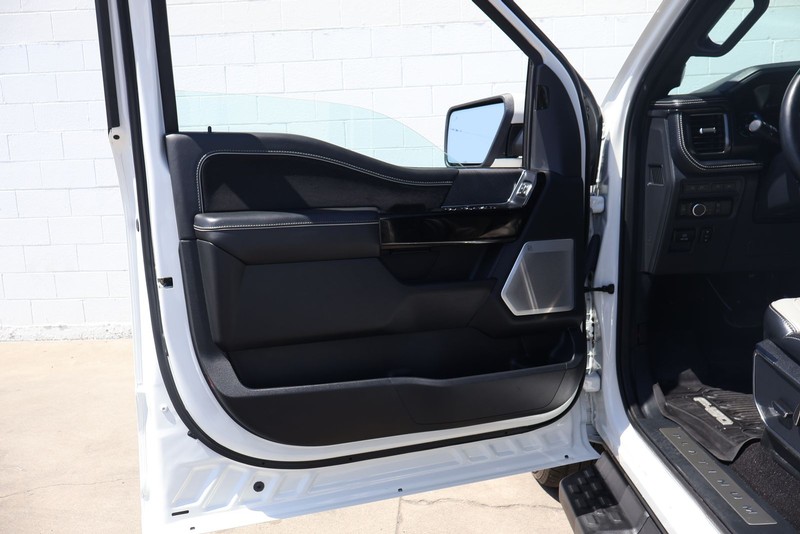 Ford F-150 Lightning Vehicle Full-screen Gallery Image 15