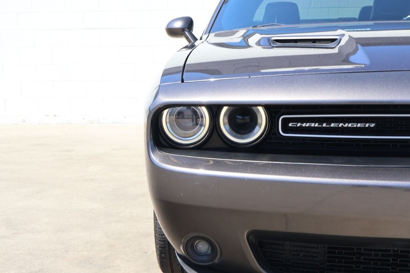 Dodge Challenger Vehicle Full-screen Gallery Image 03